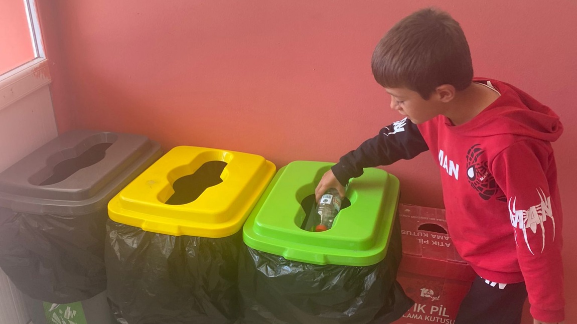 Sıfır Atık kampanyası dahilinde öğrencilerimiz,okulda bulunan atık kutularını türlerine göre kullanıp,Atıkların geri dönüşümüne katkı sağlıyorlar.